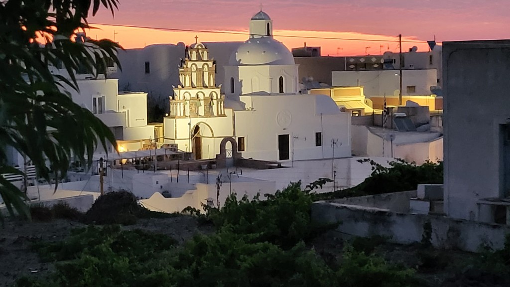 Dorfkirche bei Sonnenuntergang in Karterados