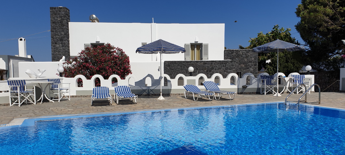 Unser Pool und die Terrasse mit dem Haus dahinter