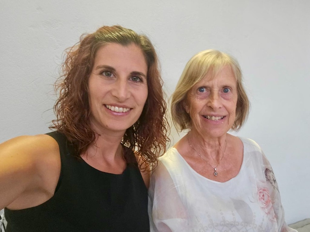 Kyrianna und Trudi Kavalaris lächelnd zusammen